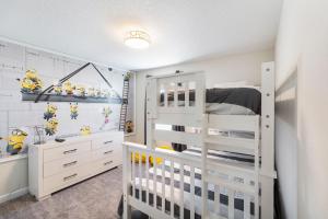 ein weißes Schlafzimmer mit einem Etagenbett und einem Schreibtisch in der Unterkunft 2957 FS - Luxury Oasis: 6BR Villa Pool Game in Kissimmee