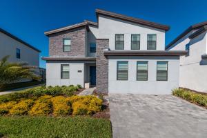 ein Haus mit einer Auffahrt davor in der Unterkunft 2957 FS - Luxury Oasis: 6BR Villa Pool Game in Kissimmee