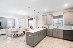 eine Küche und ein Esszimmer mit Tisch und Stühlen in der Unterkunft 2957 FS - Luxury Oasis: 6BR Villa Pool Game in Kissimmee