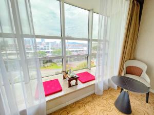 Pokój z dużym oknem z krzesłem i stołem w obiekcie Liuhua Hotel w Guangzhou