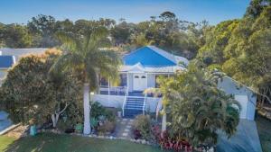 une vue aérienne sur une maison avec un palmier dans l'établissement Agnes Bliss - Stunning four-bedroom beach house, à Agnes Water
