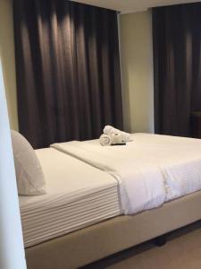 - 2 lits avec serviettes dans une chambre dans l'établissement Spacious Studio Apartment B203, à Manille