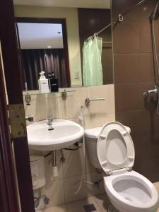La salle de bains est pourvue de toilettes et d'un lavabo. dans l'établissement Spacious Studio Apartment B203, à Manille