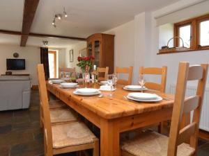 een eetkamer met een houten tafel en stoelen bij 4 bed in Sherborne FOLOW in Long Burton