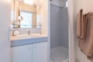 un bagno con lavandino e doccia di L'Evasion Bleue * WIFI * Bord de mer * Piscine * a Cap d'Agde Altre 17 foto