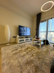 sala de estar con TV y mesa en sharja 1105 en Sharjah