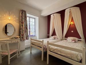 Voodi või voodid majutusasutuse Grande maison rénovée avec jardin clos, idéale pour familles et amis, équipements variés, animaux acceptés - FR-1-489-50 toas