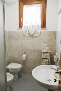 łazienka z umywalką, toaletą i oknem w obiekcie Madonnina Tuscany House w mieście Montefollonico +23 zdjęcia
