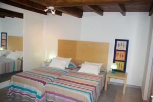 een slaapkamer met 2 bedden in een kamer bij Ferienhaus für 8 Personen ca 160 qm in Puerto del Carmen, Lanzarote Südküste von Lanzarote in Puerto del Carmen