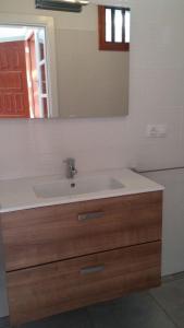 een badkamer met een wastafel en een spiegel bij Ferienhaus für 8 Personen ca 160 qm in Puerto del Carmen, Lanzarote Südküste von Lanzarote in Puerto del Carmen
