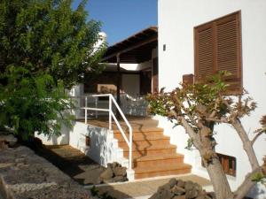 een huis met trappen ervoor bij Ferienhaus für 8 Personen ca 160 qm in Puerto del Carmen, Lanzarote Südküste von Lanzarote in Puerto del Carmen