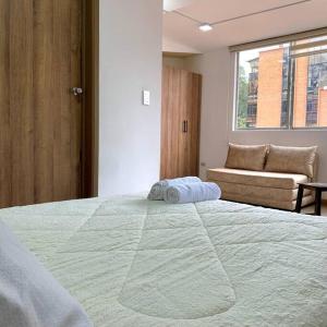 ein Schlafzimmer mit einem großen Bett und einem Sofa in der Unterkunft Urban Andes Retreat in Cuenca