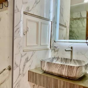 ein Badezimmer mit einem großen Waschbecken und einem Spiegel in der Unterkunft Urban Andes Retreat in Cuenca