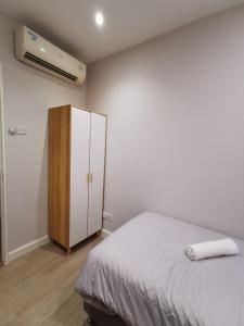 Postel nebo postele na pokoji v ubytování Autumn Guesthouse's near Jalan Alor Bukit Bintang