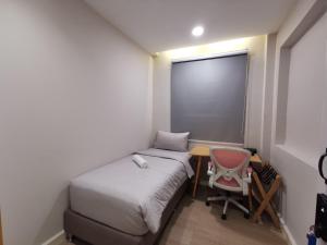 Postel nebo postele na pokoji v ubytování Autumn Guesthouse's near Jalan Alor Bukit Bintang