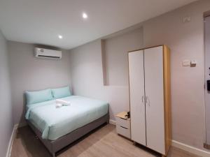 Postel nebo postele na pokoji v ubytování Autumn Guesthouse's near Jalan Alor Bukit Bintang