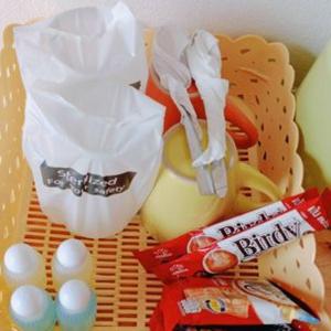 a basket of food with eggs and a bag of food at บ้านชมดาวรีสอร์ทบึงโขงหลง in Ban Don Klang