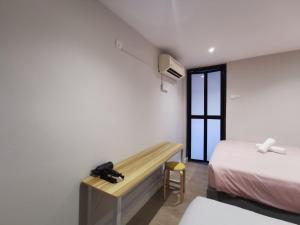 Postel nebo postele na pokoji v ubytování Autumn Guesthouse's near Jalan Alor Bukit Bintang