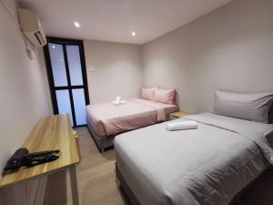 Postel nebo postele na pokoji v ubytování Autumn Guesthouse's near Jalan Alor Bukit Bintang