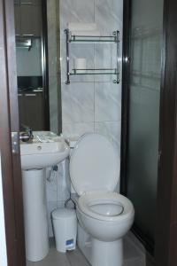 Un baño con un inodoro blanco y un lavabo. en Anahaw Studio Suites, en Boracay 13 fotos más