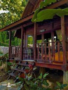 Ocean Prana Village في آميد: شرفة خشبية على منزل مع درج