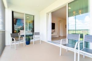 a room with a balcony with chairs and a table at 1133 DL - Chic pet-friendly 3BR Townhome: 8 Guests in Davenport