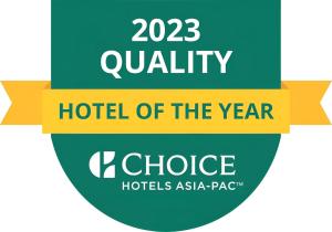 un cartello che legge "Hotel of the year inductees asiaapa" di Quality Hotel City Centre a Coffs Harbour