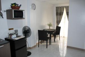 Una cocina y un comedor con mesa y sillas. en Anahaw Studio Suites, en Boracay