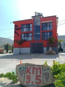 um edifício vermelho com um sinal em frente em HOTEL CALICOMFORT em Tecate
