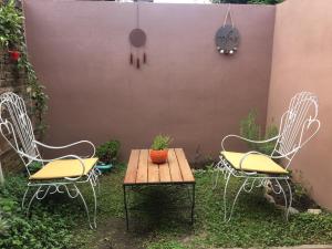 2 sillas y mesa con mesa y 2 sillas en Brisa en San Antonio de Areco