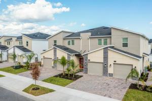 een rij huizen met een oprit bij 1169 CD - Game Room Condo: Pool Disney Nearby in Kissimmee +39 foto's