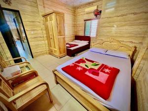 sypialnia z łóżkiem z czerwonym kocem w obiekcie Thanh Thúy Guesthouse w mieście Ðông Hà