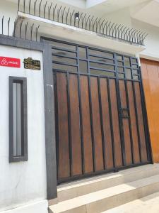 un portail métallique sur le côté du bâtiment dans l'établissement HOUSE IN SURAKARTA, à Grogol