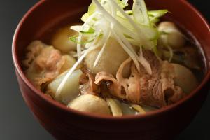 un tazón de sopa con carne y verduras en Kami no yama Azumaya, en Kaminoyama