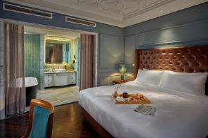 Giường trong phòng chung tại Peridot Grand Luxury Boutique Hotel