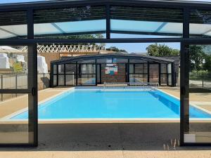 Πισίνα στο ή κοντά στο Chalet 2 chambres au calme avec piscine chauffée - FR-1-783-15