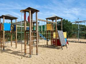 um parque infantil com um escorrega e uma estrutura de jogos em Chalet La Chapelle-Hermier, 3 pièces, 4 personnes - FR-1-783-20 em La Chapelle-Hermier