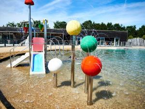um parque aquático com escorrega aquático e bolas em Chalet La Chapelle-Hermier, 3 pièces, 4 personnes - FR-1-783-20 em La Chapelle-Hermier