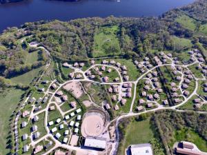 eine Luftansicht auf einen Park mit Häusern und Bäumen in der Unterkunft Chalet familial au calme avec piscine près du lac du Jaunay, proche plages et activités. - FR-1-783-21 in La Chapelle-Hermier