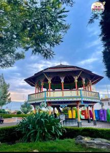 um grande gazebo num parque em Residencia MJN em Chignahuapan