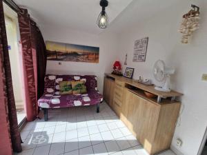 Zimmer mit einem Bett und einem Schreibtisch mit einem Spiegel in der Unterkunft Appartement Marseillan-Plage, 2 pièces, 4 personnes - FR-1-326-815 in Marseillan