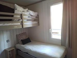 - une petite chambre avec des lits superposés et une fenêtre dans l'établissement Chalet Labouheyre, 3 pièces, 6 personnes - FR-1-783-25, à Labouheyre