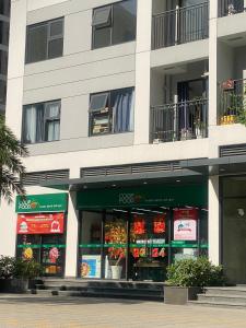 un magasin devant un bâtiment dans l'établissement Vinhomes Grand Park Studio Apartment Ho Chi Minh City, à Long Bình