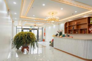 eine Lobby eines Krankenhauses mit einer Theke und einer Pflanze in der Unterkunft Trung Huyền Hotel in Sa Pa