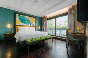 Postel nebo postele na pokoji v ubytování Peridot Grand Luxury Boutique Hotel