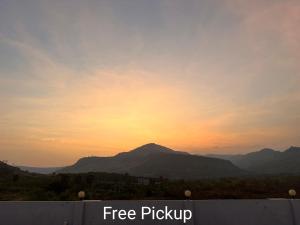 - une vue sur le coucher de soleil et les montagnes en arrière-plan dans l'établissement The Vibe Guesthouse, à Kampot