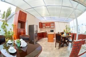 eine Küche und ein Wohnzimmer mit einem Tisch und Stühlen in der Unterkunft SILLARY HOSTAl SEDE CAYMA in Arequipa