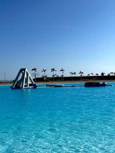 uno scivolo in mezzo a una piscina d'acqua di Ecusuites Karibao Room 2 preference con Balcón Vista al Mar a Playas