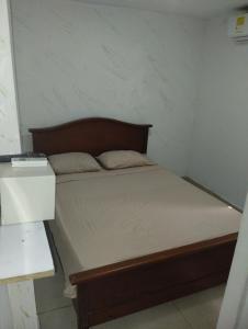 Cama en habitación pequeña con: en Del Castillo Mirador Hostel, en Cartagena de Indias