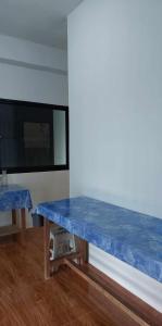 un banco azul en una habitación con TV en Villa Juan y Exequila, en Anda
